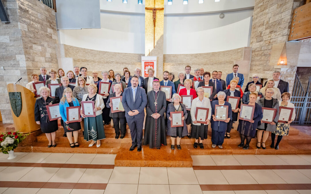 Szeretettel a közöny diktatúrája ellen – Karitász-önkéntesek elismerése a XIV. Caritas Hungarica-díj átadón