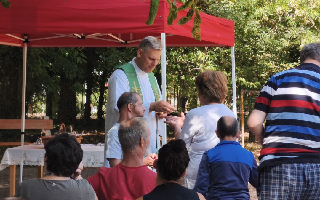 Valódi kincsek nyomában – bodajki atyák látogatása a Szent Kristóf Házban